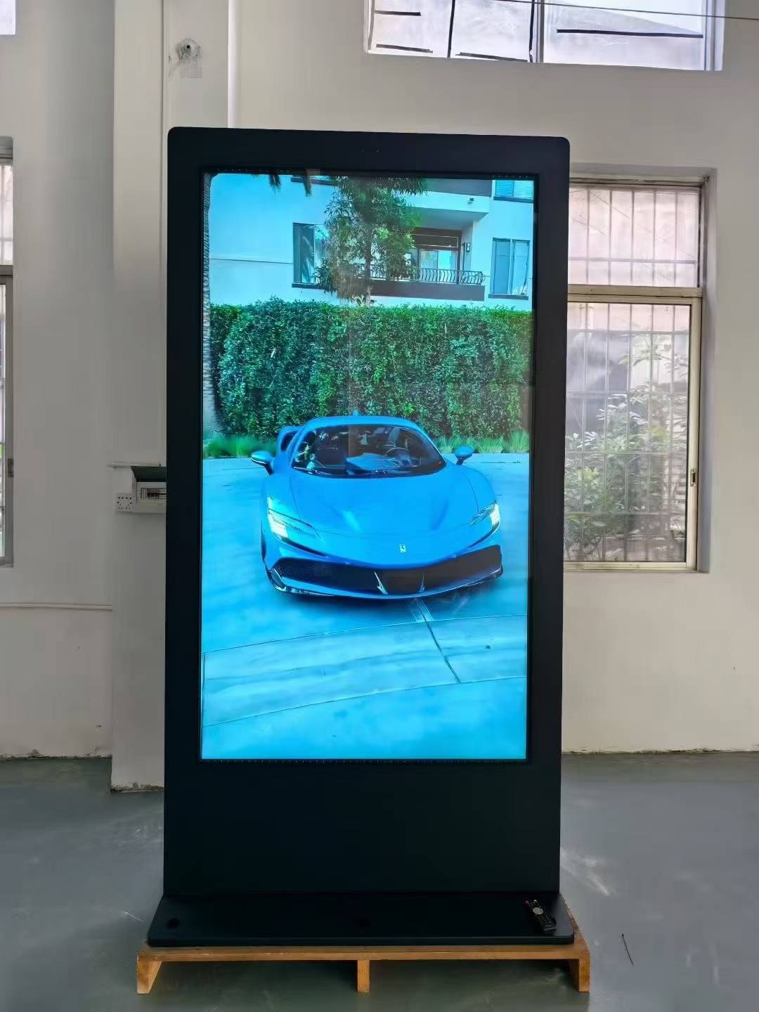 Tầng ngoài trời 86 inch đứng 2500nits Kiosk 4K Digital Signage